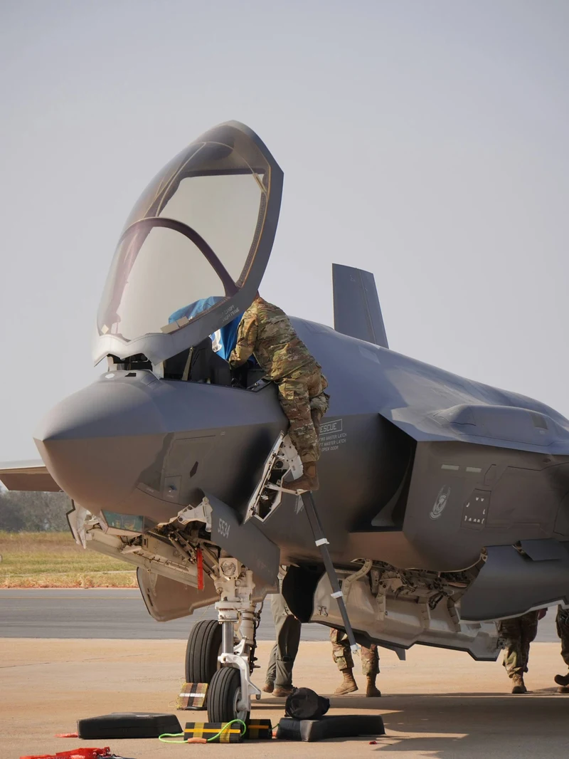 Académica británica denuncia sistema militar estadounidense tras ser estrangulada por piloto en Inglaterra