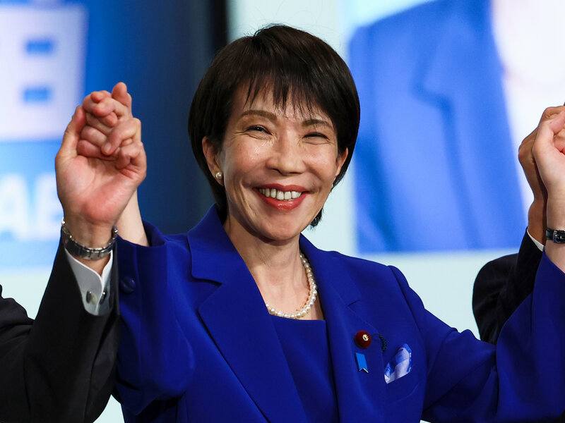 Primera ministra de Japón genera polémica al presumir dormir entre 0 y 3 horas diarias
