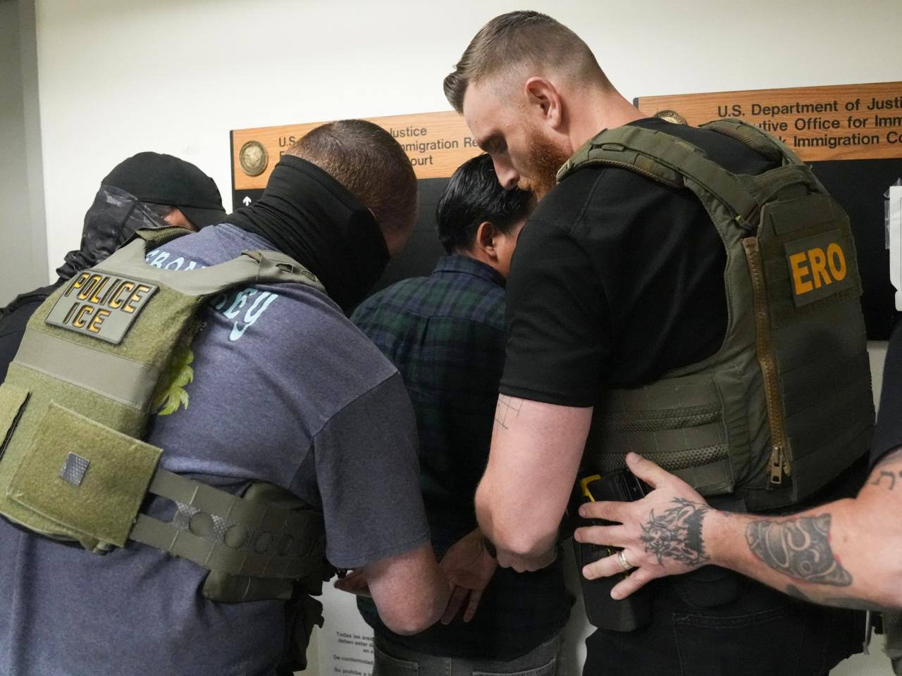 Cuatro inmigrantes demandan al ICE por abusos en Camp East Montana, el mayor centro de detención de Estados Unidos