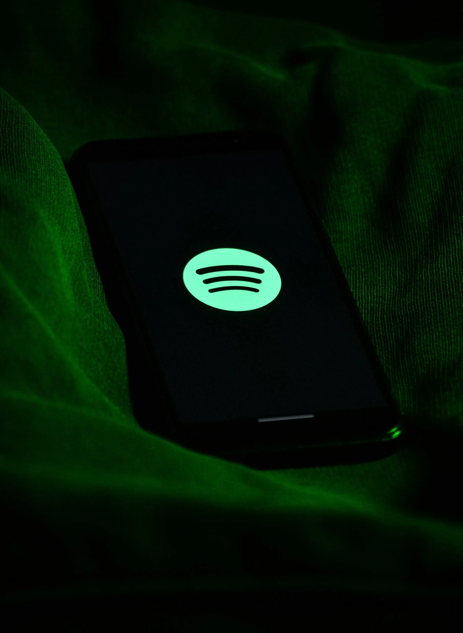 Empresas de marketing manipulan redes sociales y plataformas de streaming para fabricar éxitos musicales
