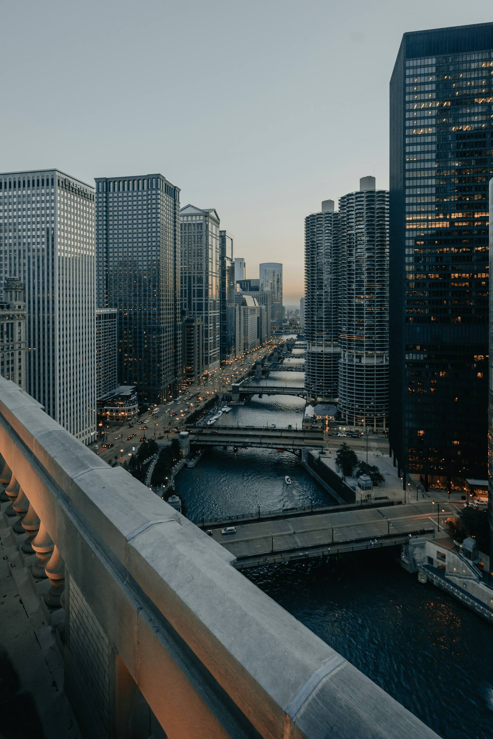 Juez ordena a servicio de listados inmobiliarios de Chicago restaurar acceso a Zillow en disputa por control de datos