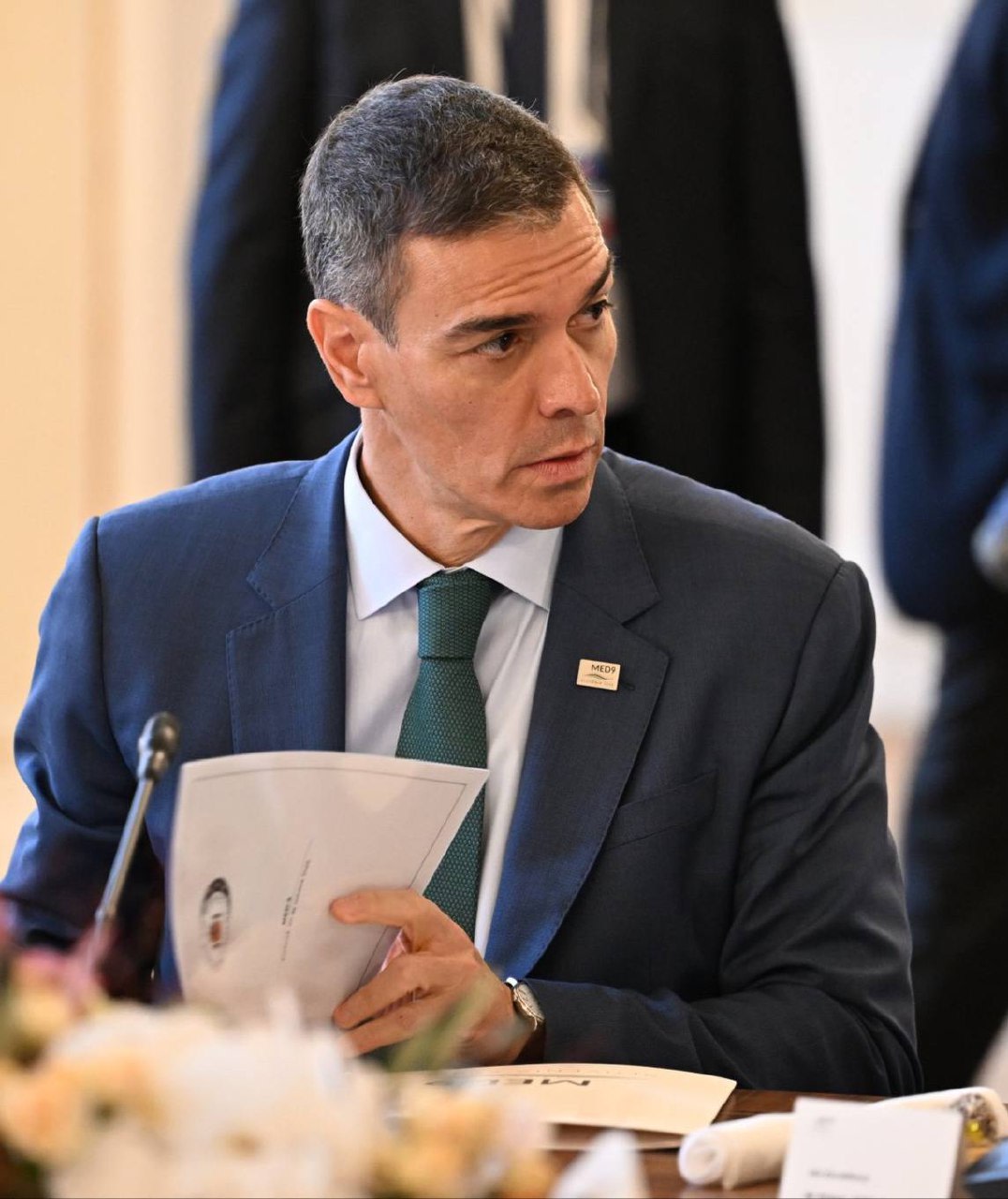 Líder opositor español acusa a Sánchez de ingeniería electoral tras legalización masiva de migrantes