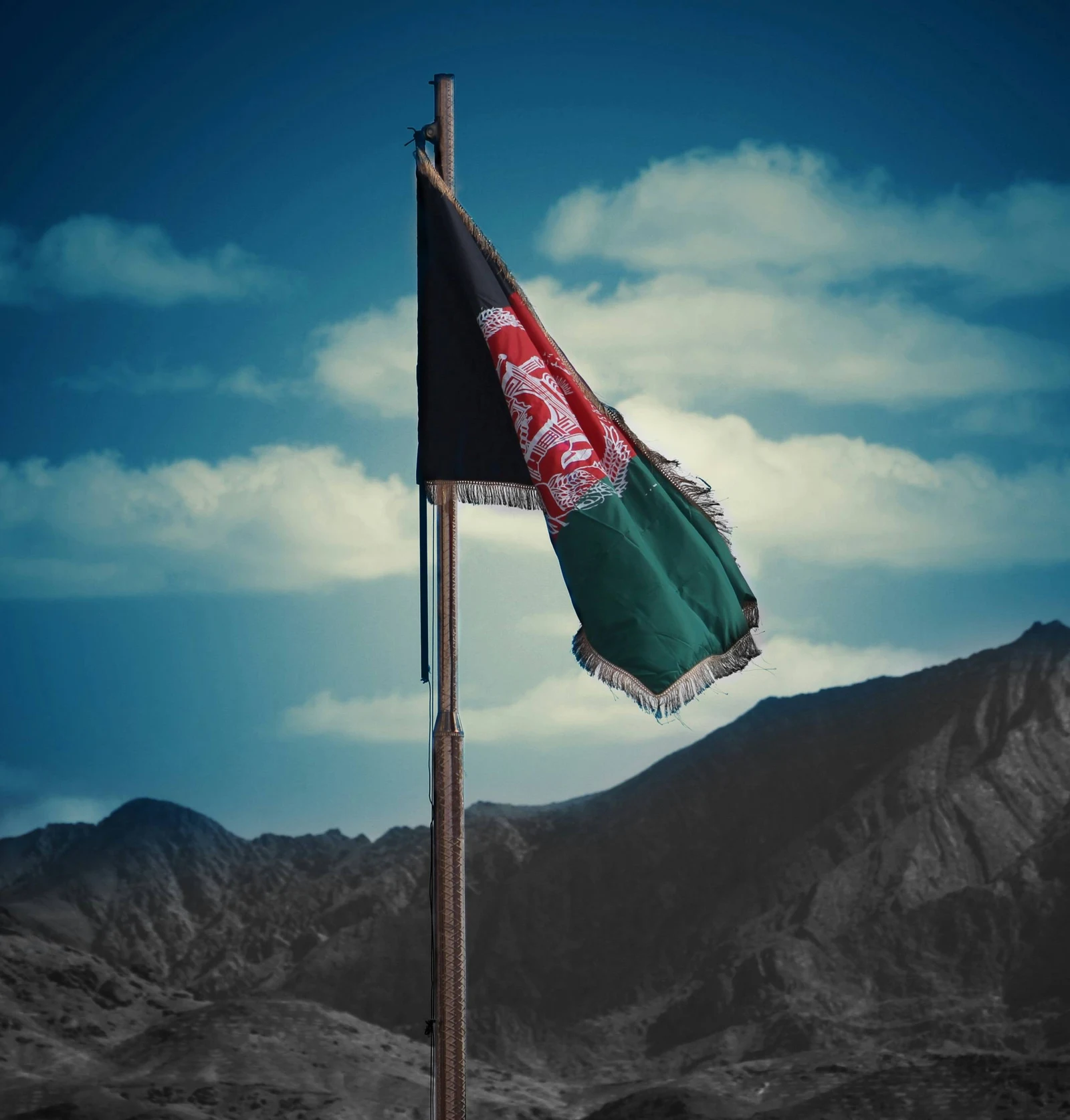 Talibanes afganos lanzan ataques contra Pakistán en escalada de tensiones fronterizas