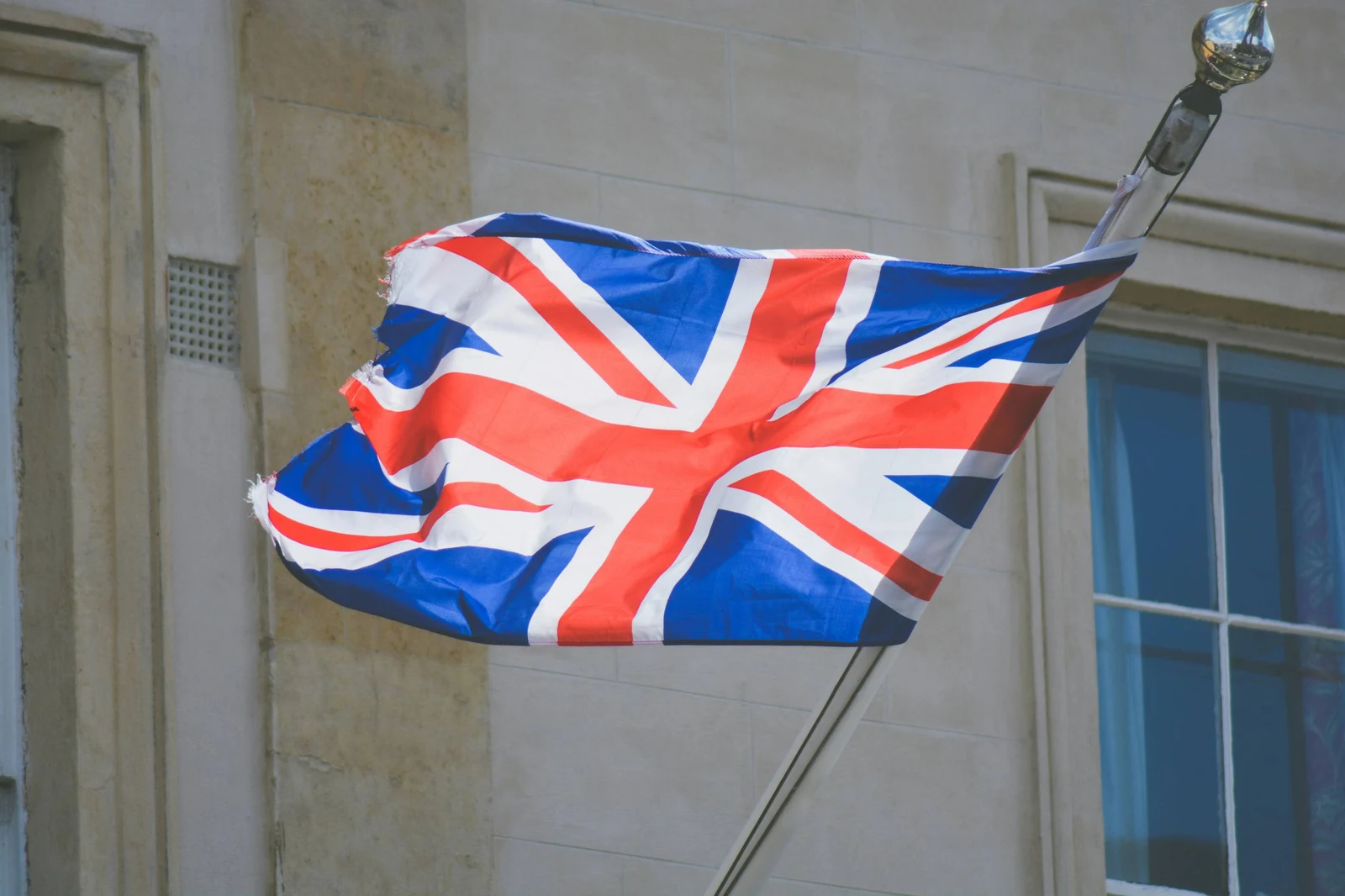 Regulador británico multa con 950.000 libras a foro que promueve el suicidio por no bloquear usuarios del Reino Unido