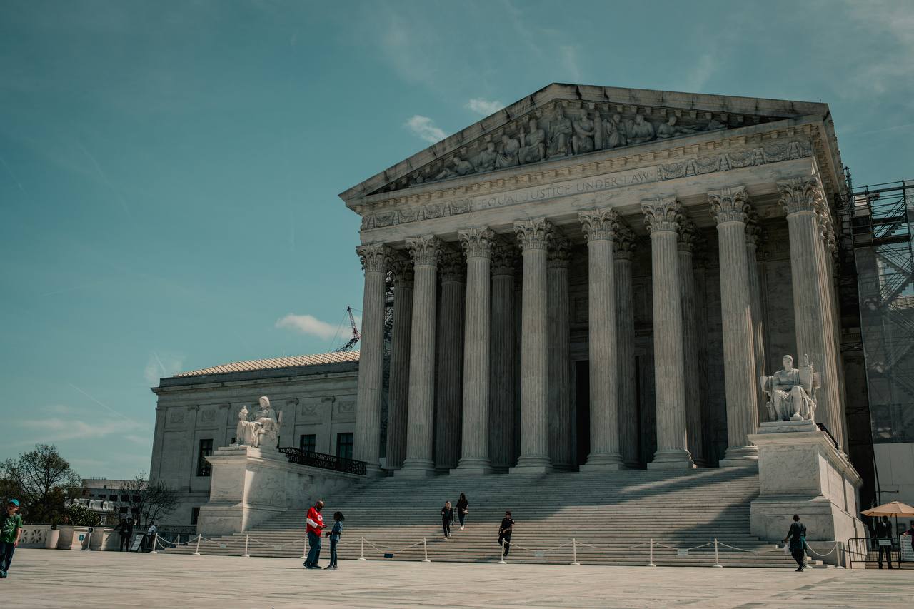 Corte Suprema de EE.UU. permite contar votos por correo que lleguen tarde en derrota para Trump