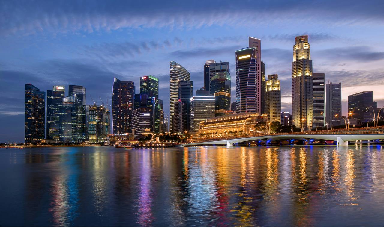 Tribunal de Singapur condena a Bloomberg a pagar 356.000 dólares por difamación a ministros