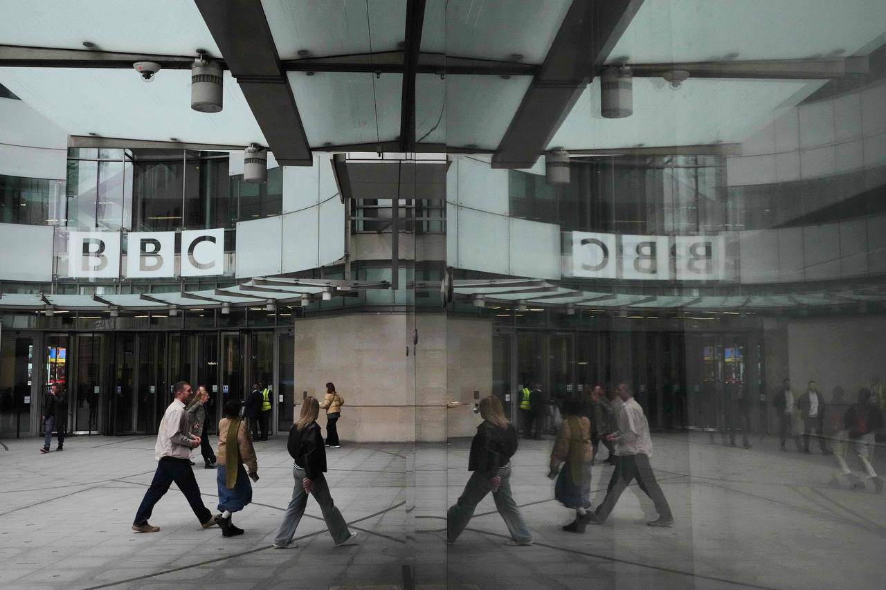 Director general de la BBC califica el modelo de licencia televisiva como obsoleto y pide reforma urgente
