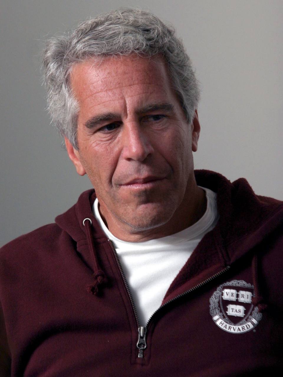 Víctima de Jeffrey Epstein revela cómo el financiero operaba una red de control y abuso de mujeres adultas