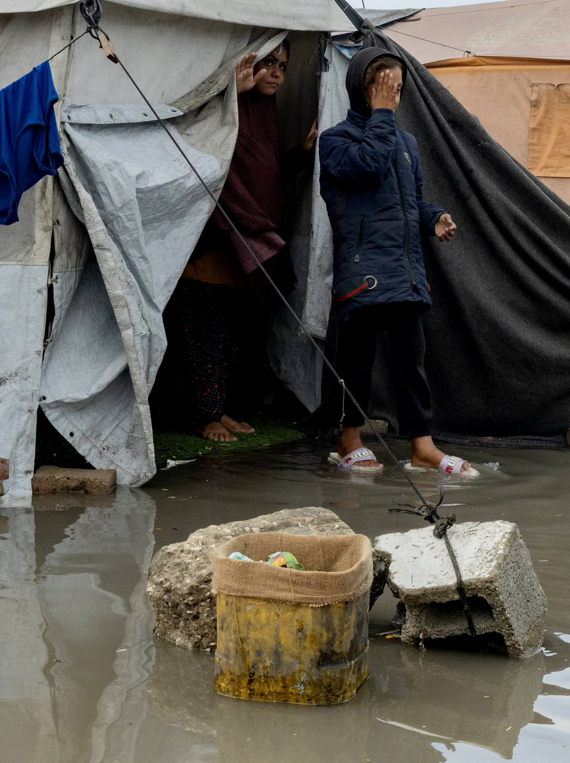 Inundaciones devastan campamentos de desplazados en Gaza durante primeras lluvias invernales