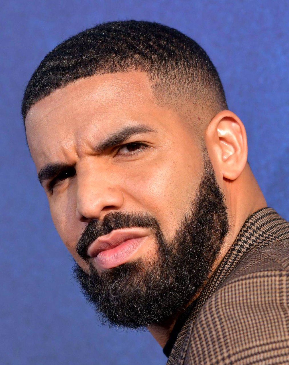 Drake hace historia en las listas británicas al colocar tres álbumes simultáneamente en el top 10