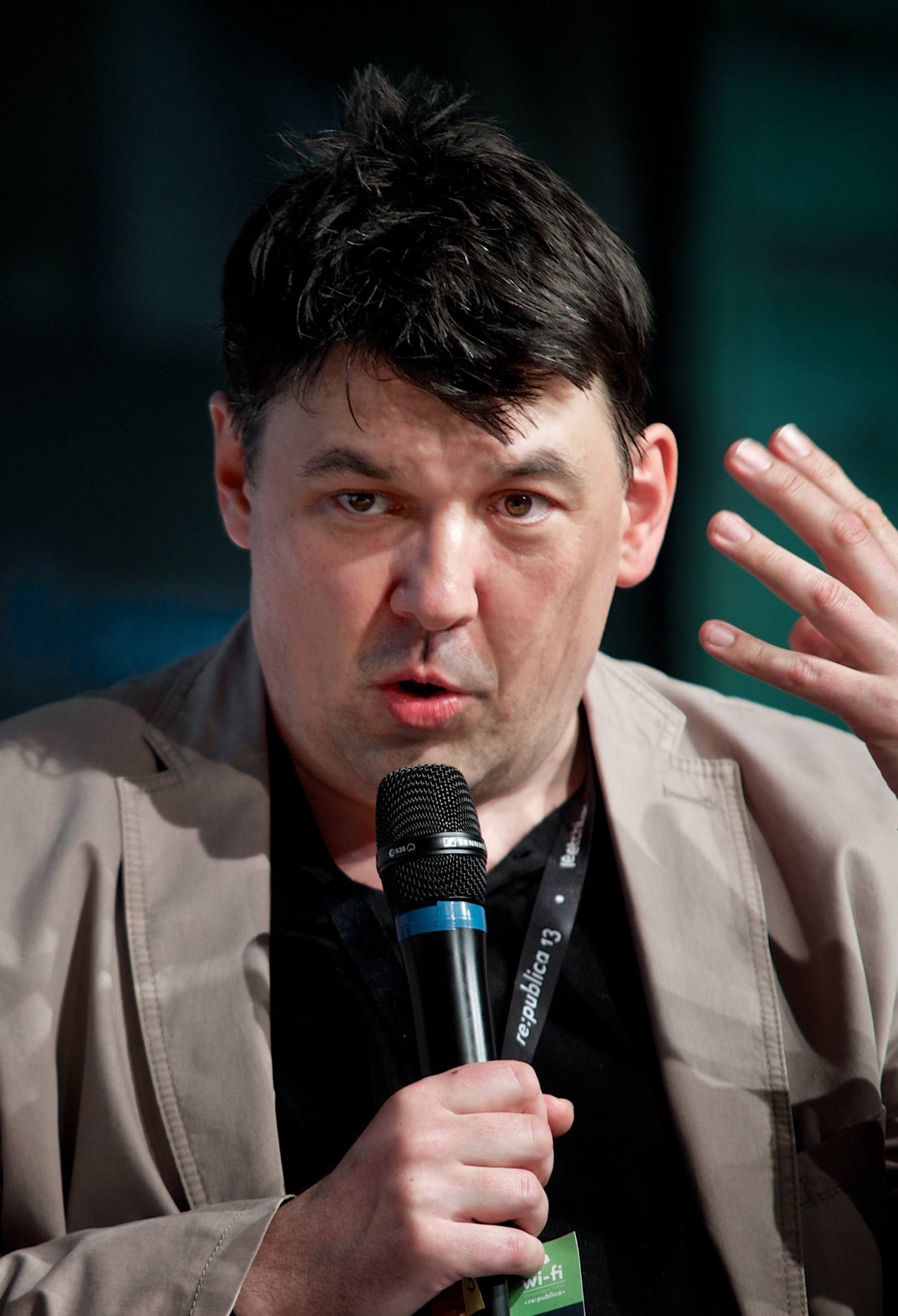 Policía Metropolitana de Londres paga indemnización a comediante Graham Linehan por arresto por publicaciones en redes sociales