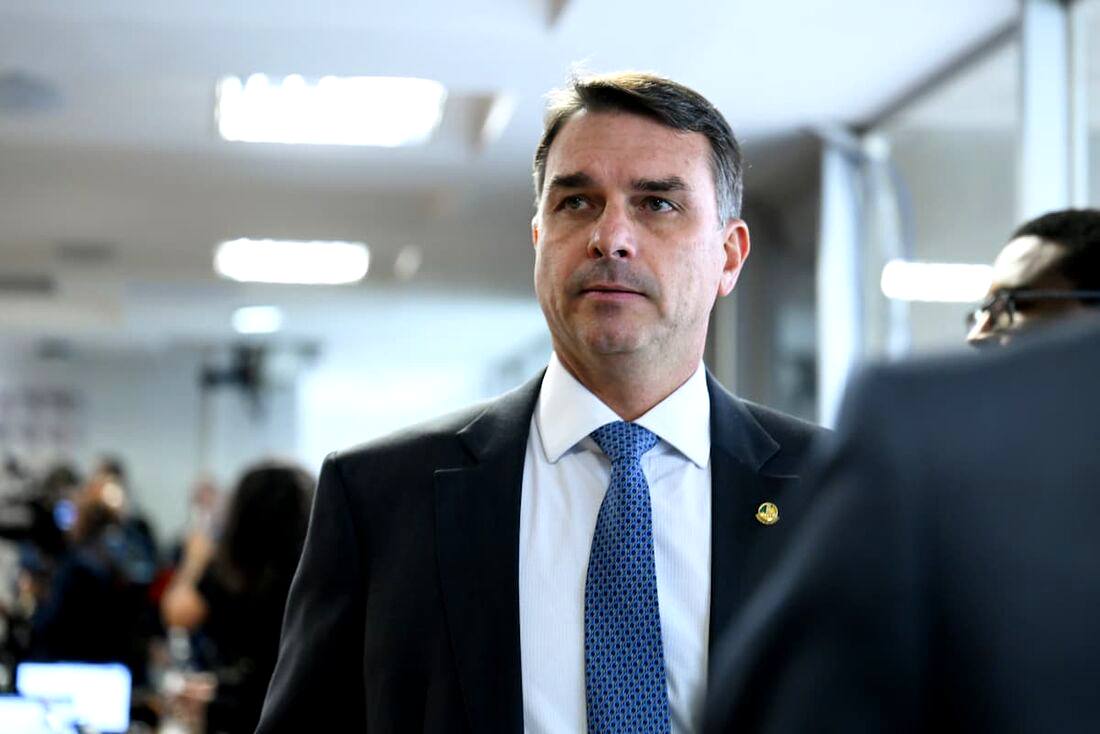 Flávio Bolsonaro asegura su candidatura presidencial en Brasil pese a obstáculos políticos y personales