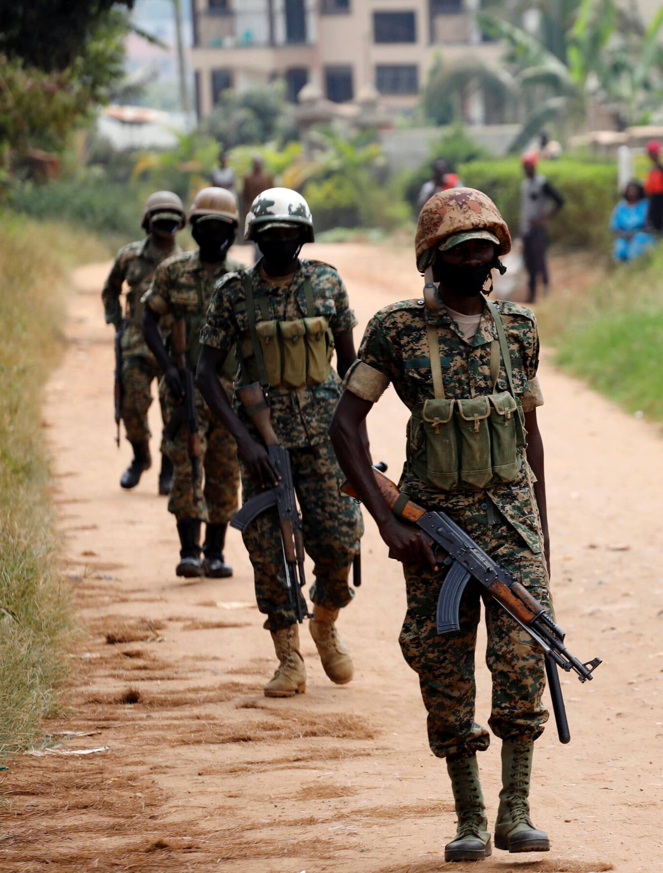 Jefe militar de Uganda cierra principales medios independientes y declara no creer en la libertad de prensa