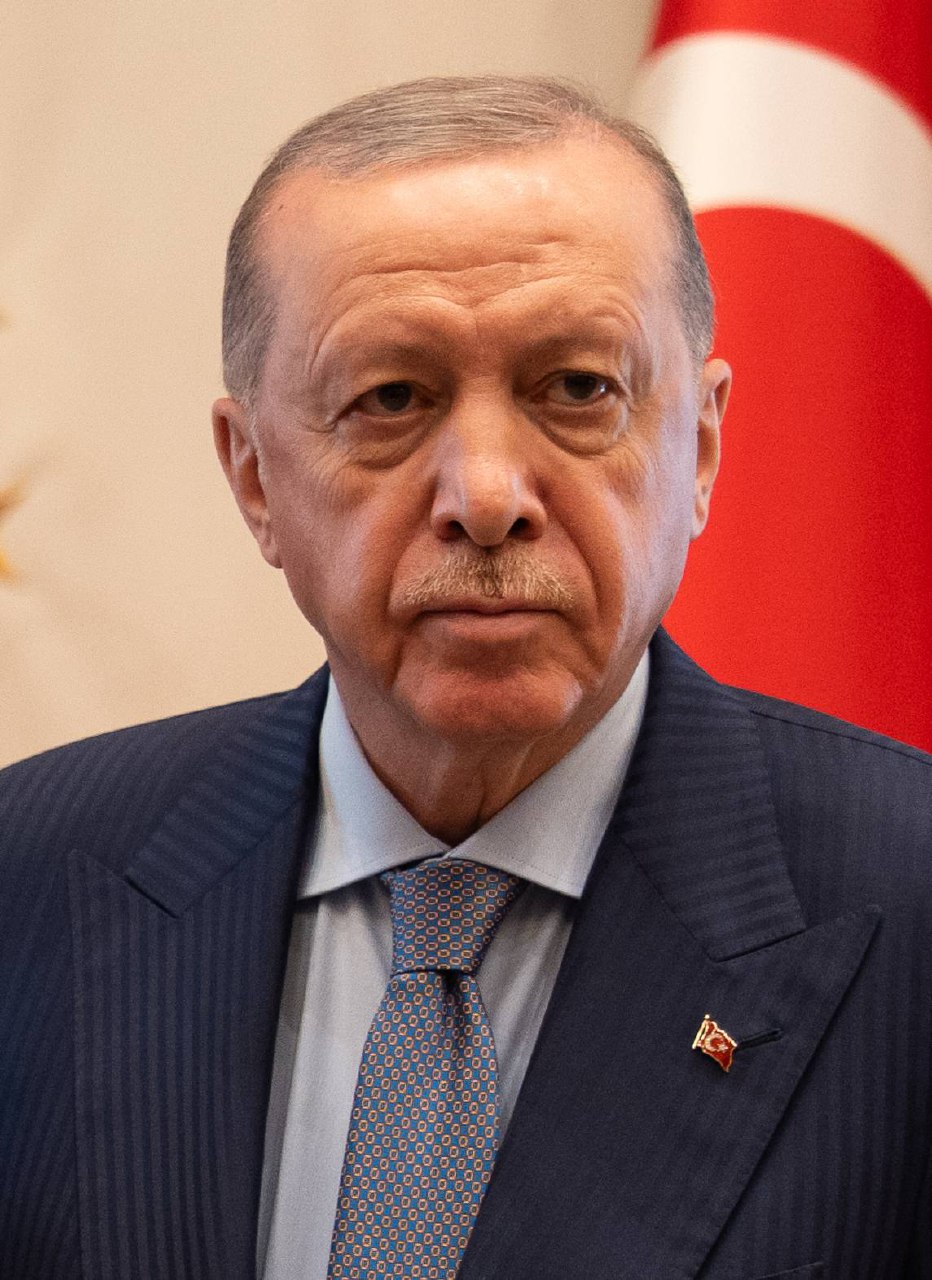 Presidente turco regala armas de fuego grabadas a líderes europeos y británico en cumbre de la OTAN