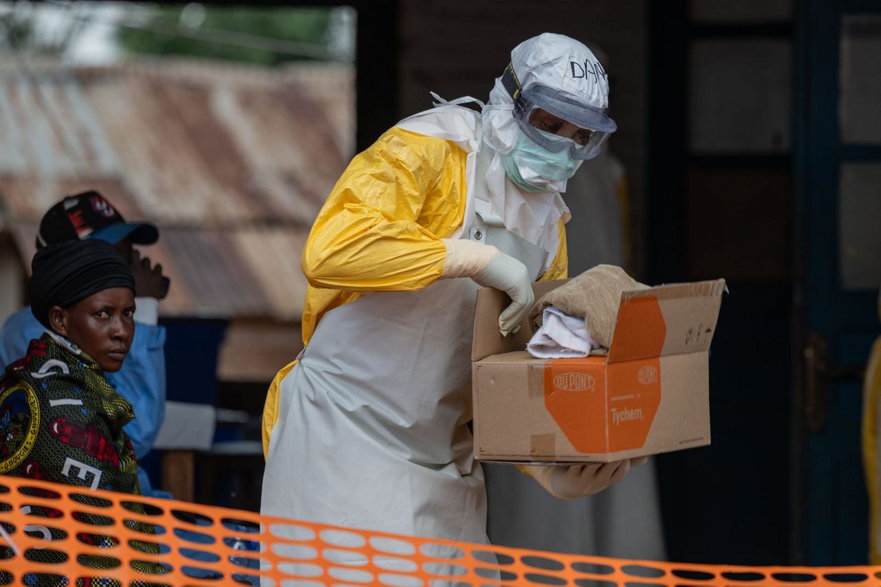 Jefe de la OMS pide alto al fuego en el Congo para contener brote de ébola que ha causado 220 muertes
