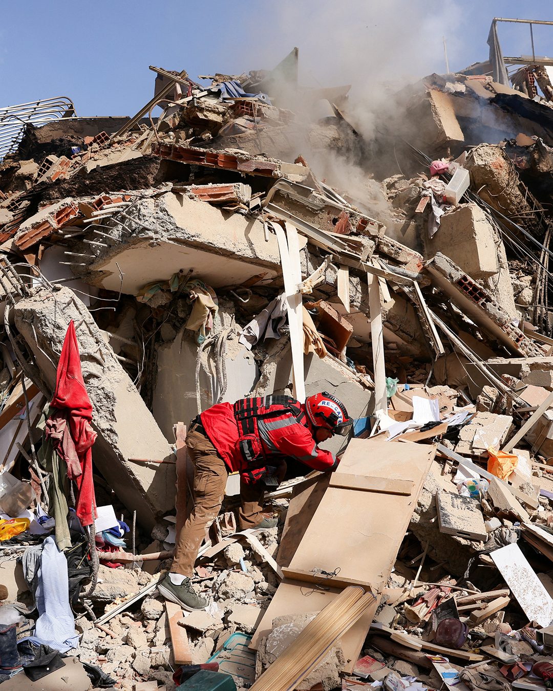 Venezuela arresta a cuatro policías por saquear edificios colapsados tras terremotos que dejaron casi 2.000 muertos