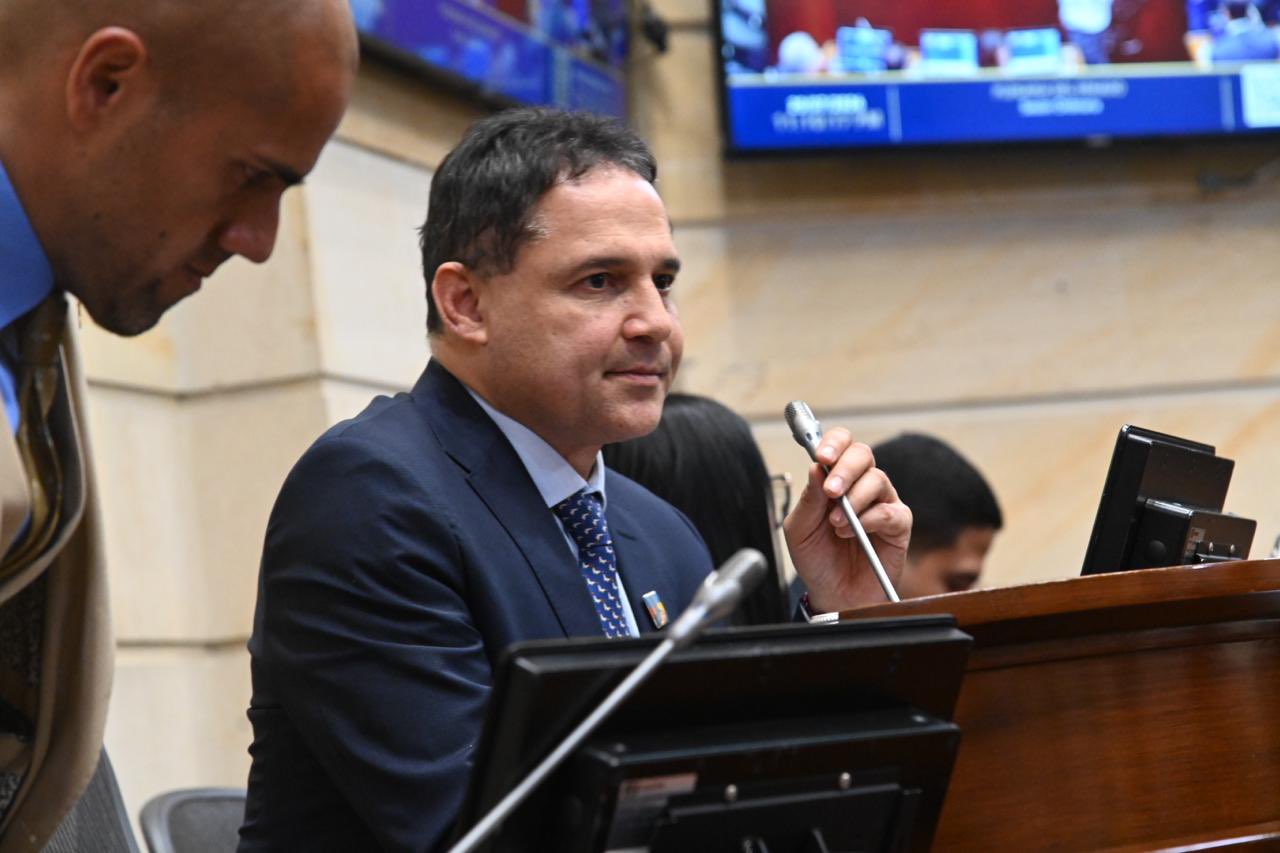 El Senado de Colombia elige a Honorio Henríquez como presidente en derrota inédita para el presidente electo De la Espriella
