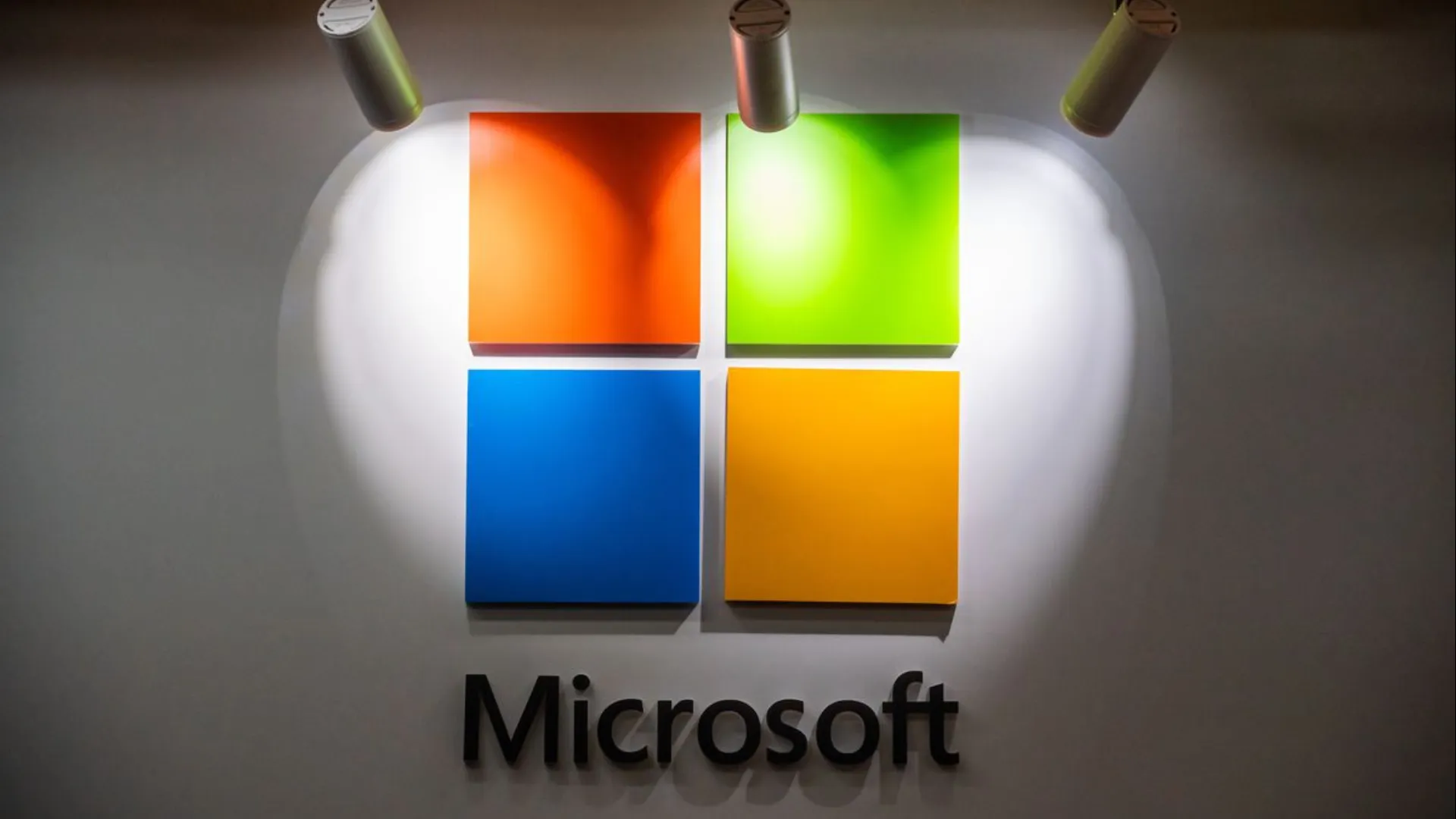 Satya Nadella advierte que las empresas pagan dos veces por usar modelos de IA propietarios