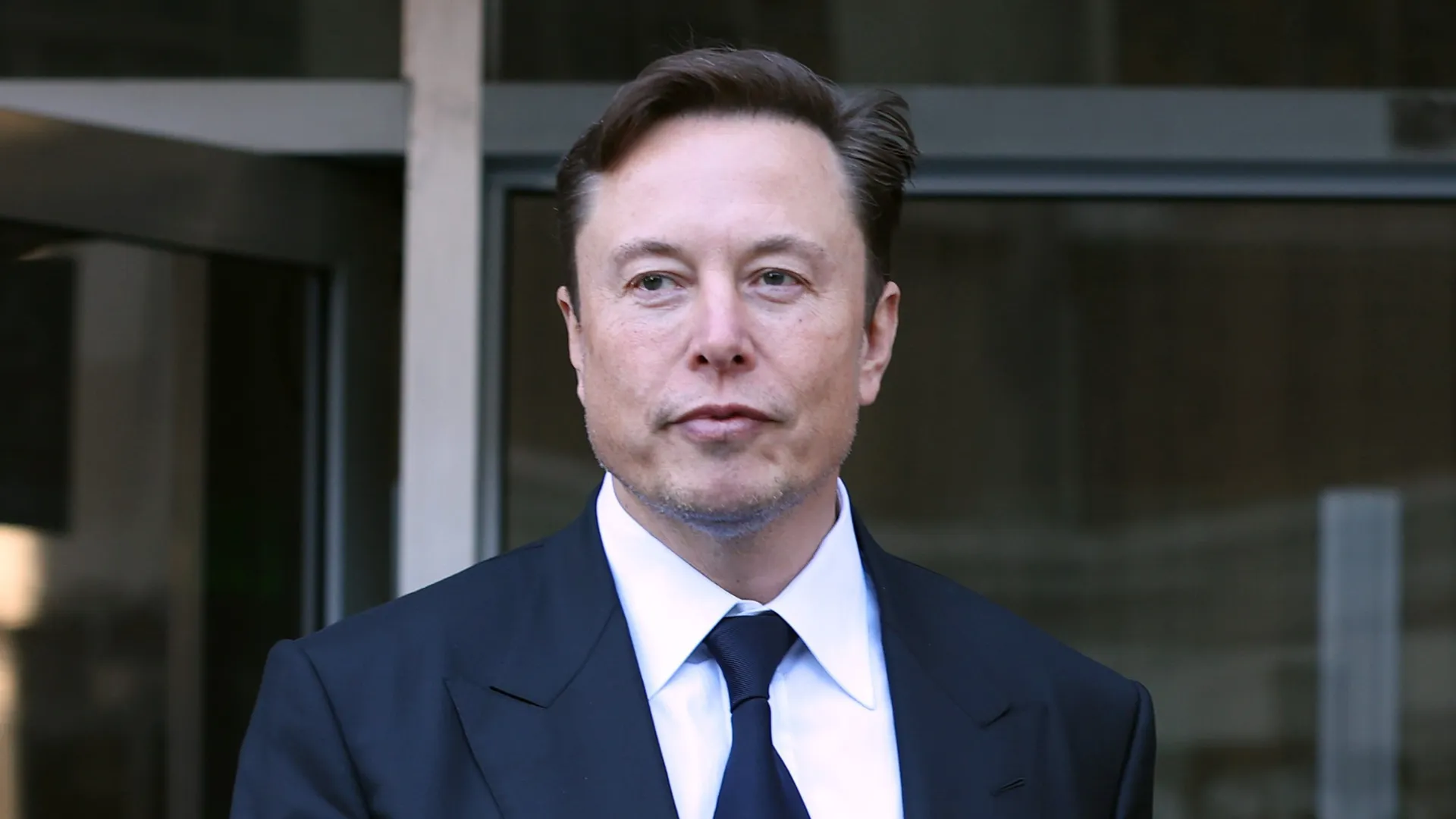 La fundación de Musk financió viaje de activista británico de extrema derecha a Rusia, según el padre del magnate